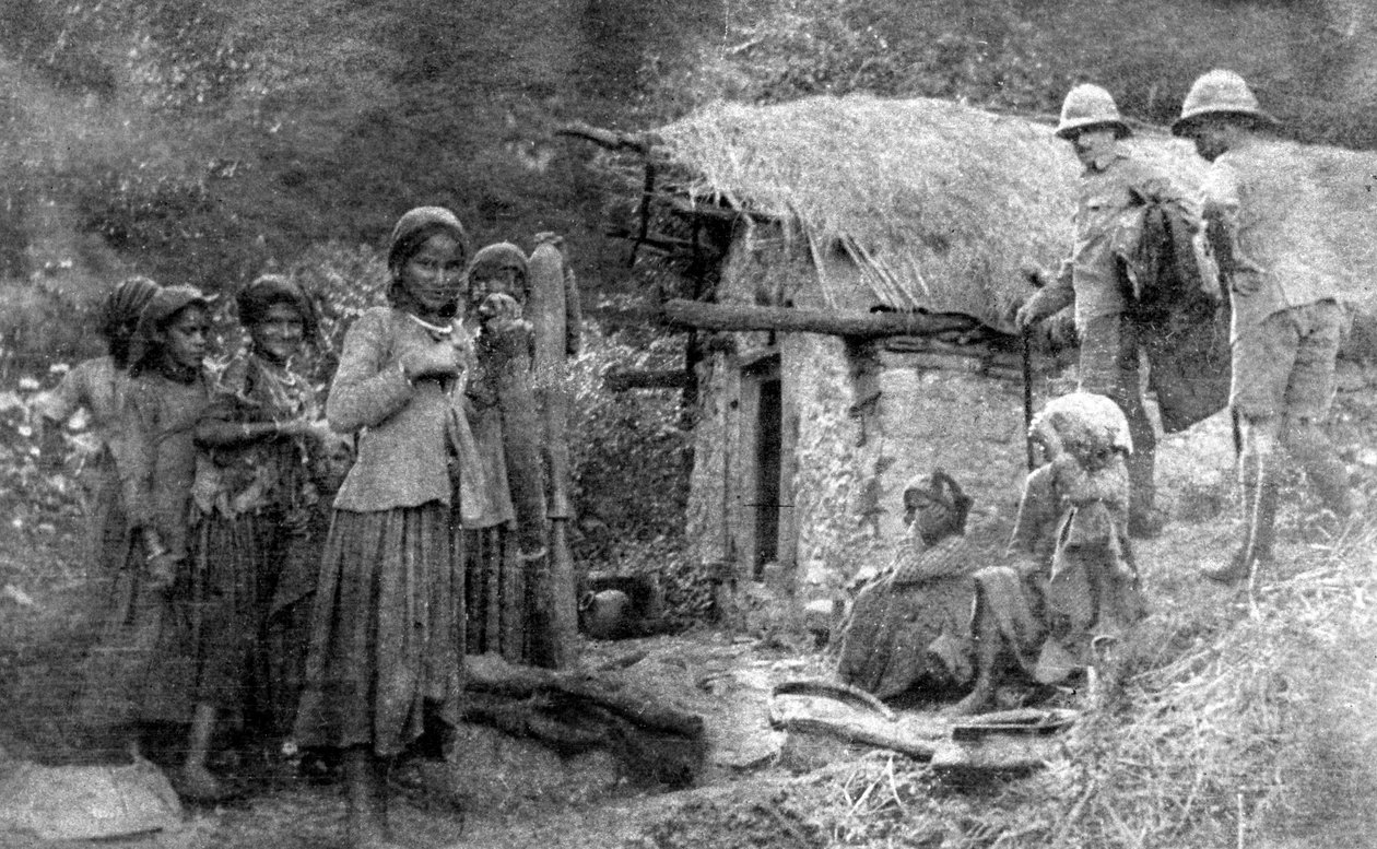 Meninas e soldados britânicos, colinas de Chakrata, Índia, 1917 de Unbekannt