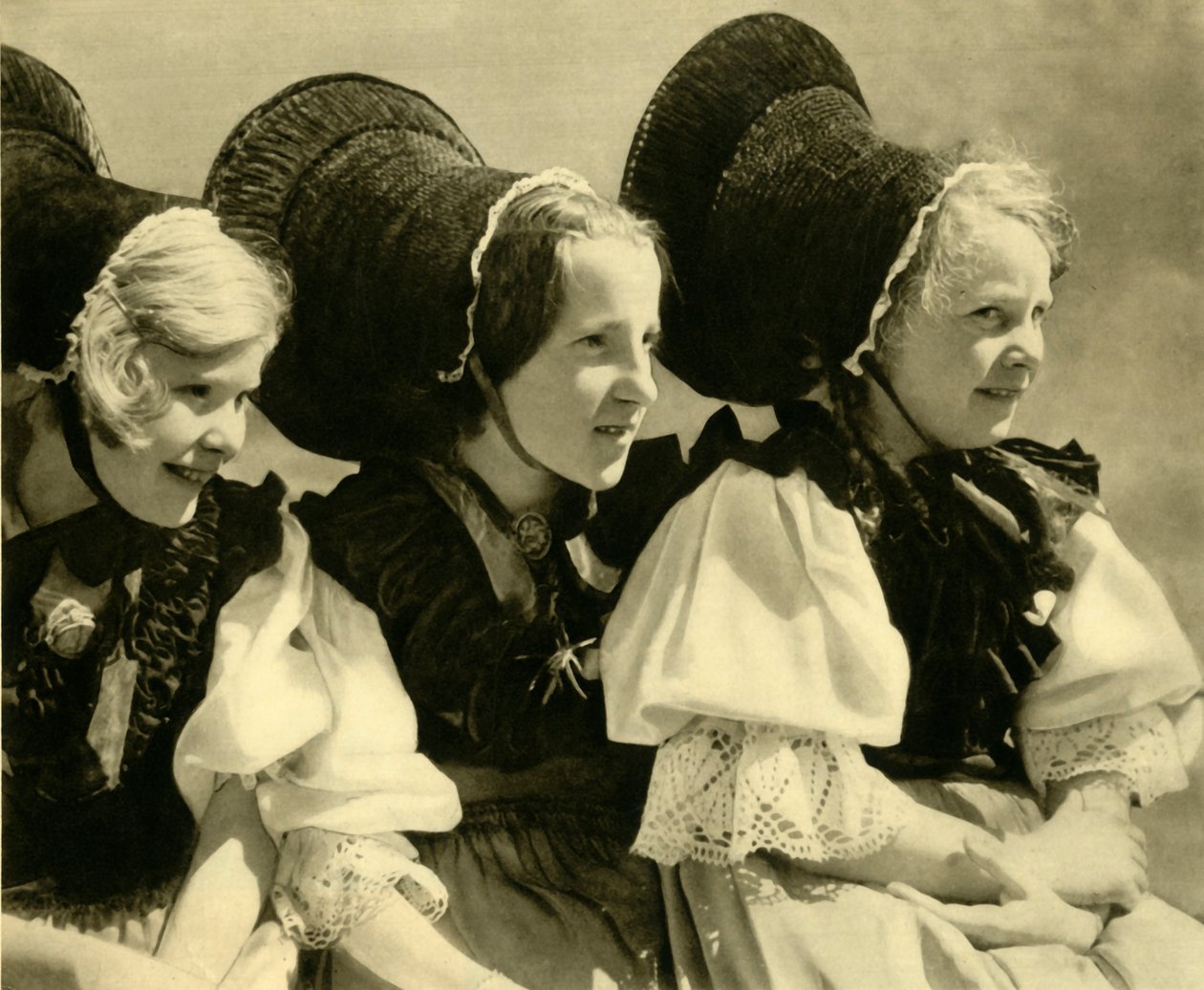 Meninas em traje tradicional, Vorarlberg, Áustria, c1935. de Unbekannt
