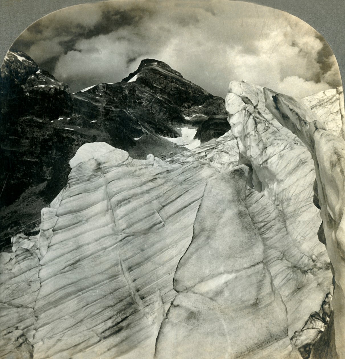 Vista glacial nas Montanhas Rochosas Canadenses ..., BC, Canadá, 1903. de Unbekannt
