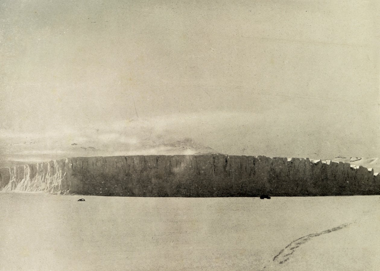 Geleira ao sul de Cape Barne, com o motor viajando no gelo marinho, c1908, 1909. de Unbekannt