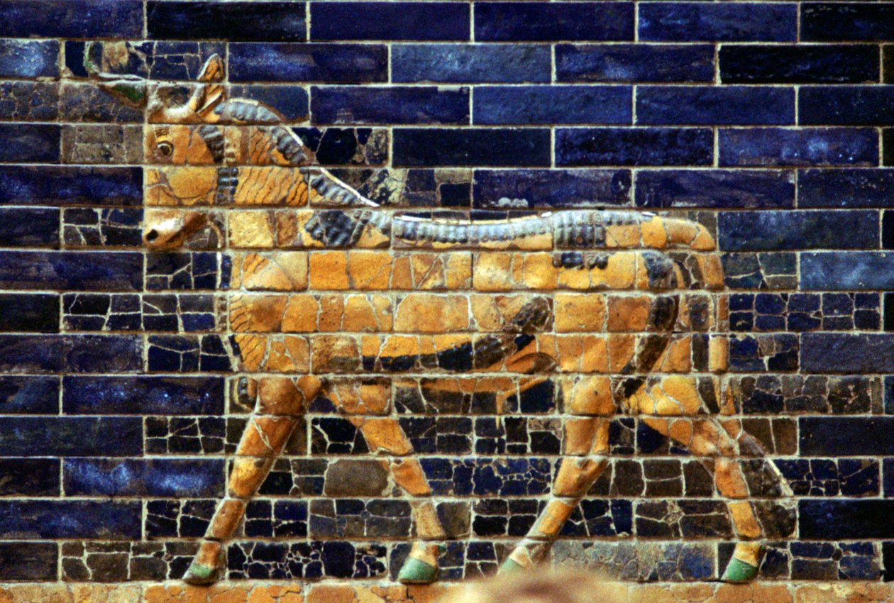 Relevo de tijolo vitrificado de um touro no Caminho Sagrado que leva ao Portão de Ishtar, Babilônia, c580 aC de Unbekannt