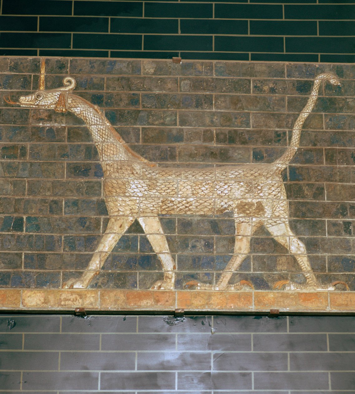 Relevo de tijolos vitrificados de um mushrushu no Portão de Ishtar, século VII aC de Unbekannt