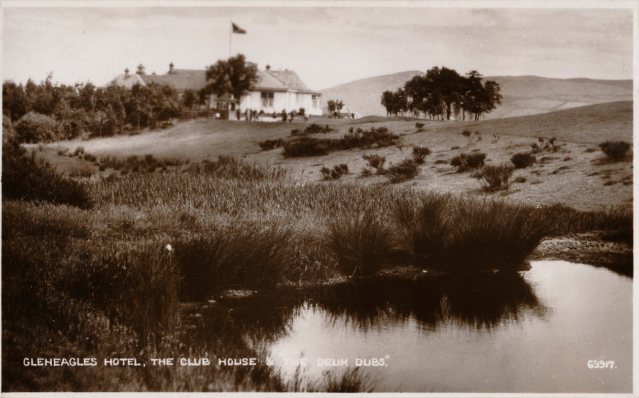 Hotel Gleneagles, The Club House e os Deuk Dubs, c1930 de Unbekannt