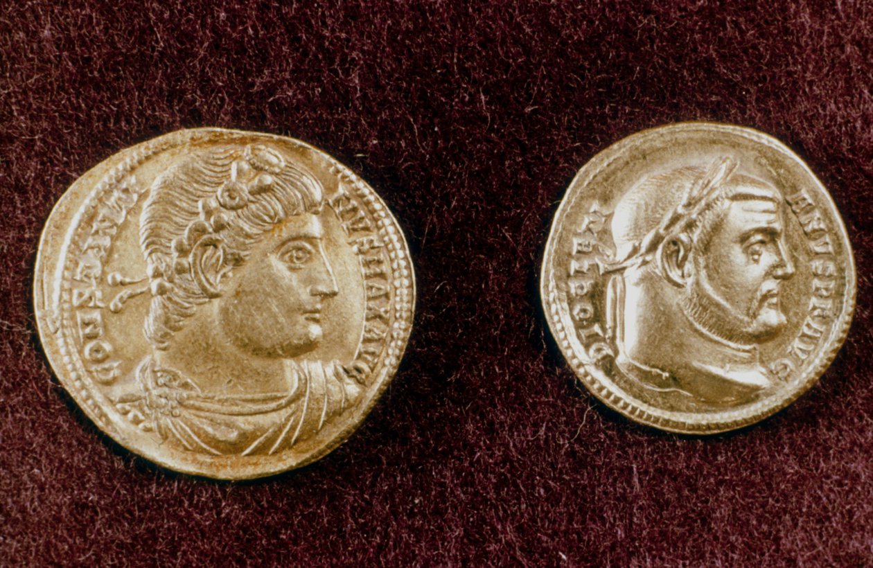 Moedas de ouro mostrando cabeças dos imperadores romanos Constantino, o Grande, e Diocleciano, século IV de Unbekannt
