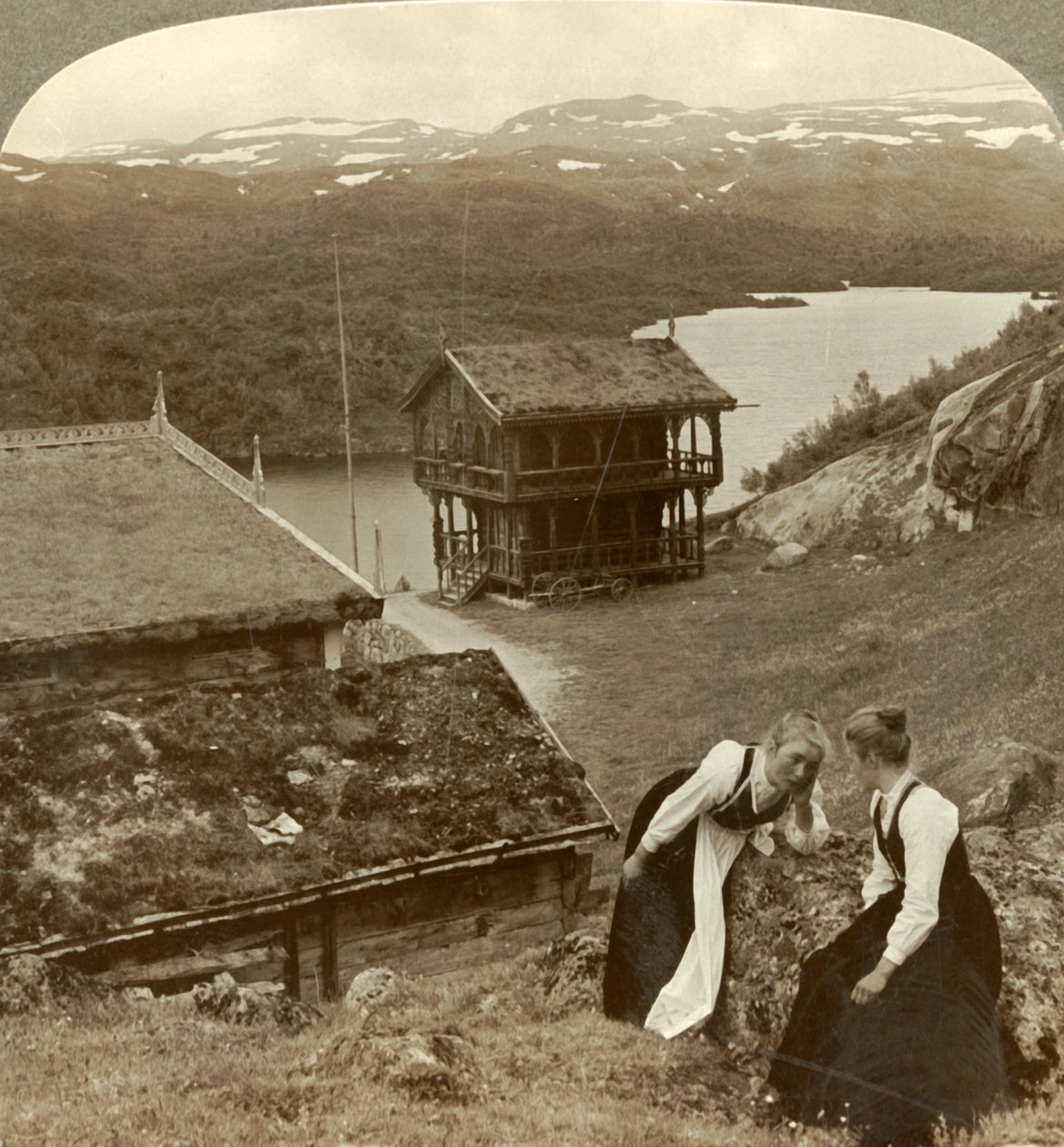 Fofoca em uma estalagem à beira da estrada em Botten, com vista para o lago Voxli - vista para Haukeli Mts., Noruega, de Unbekannt