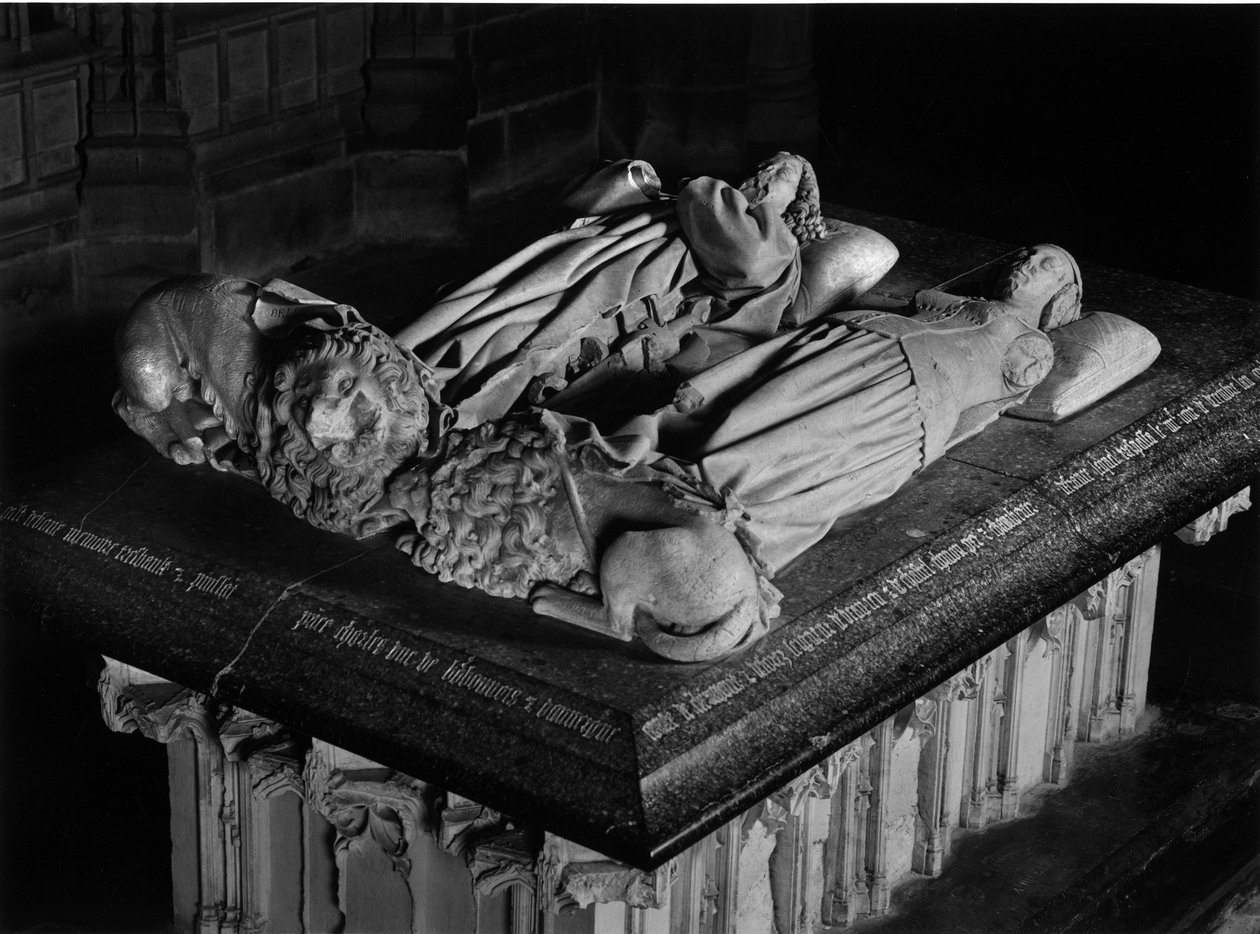 Arte Gótica: Gisants de Charles I de Bourbon (1401-1457) e Agnes de Borgonha (1407-1476) esculpido por Jacques Morel (1417-1459). 1448-1453. Igreja de Saint Pierre de Souvigny (Allier). de Unbekannt