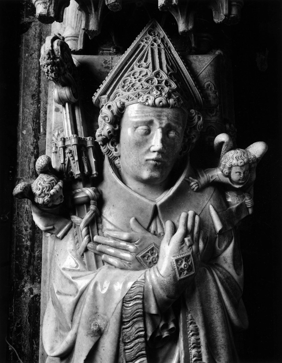 Arte Gótica: A Eveque Hugues de Chatillon (falecido em 1352), escultura de mármore atribuída ao Mestre de Rieux (activo por volta de 1330-1350), detalhe da cabeça e das suas mãos. Cathedrale Notre Dame, Saint Bertrand de Comminges (Haute Garonne). de Unbekannt