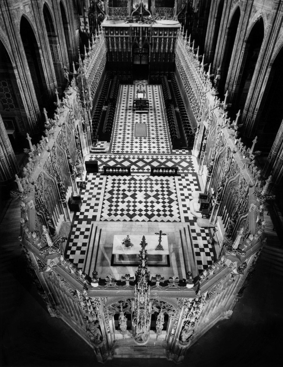Arquitectura gótica: vista da vedação do coro da Catedral Santa Cécile d