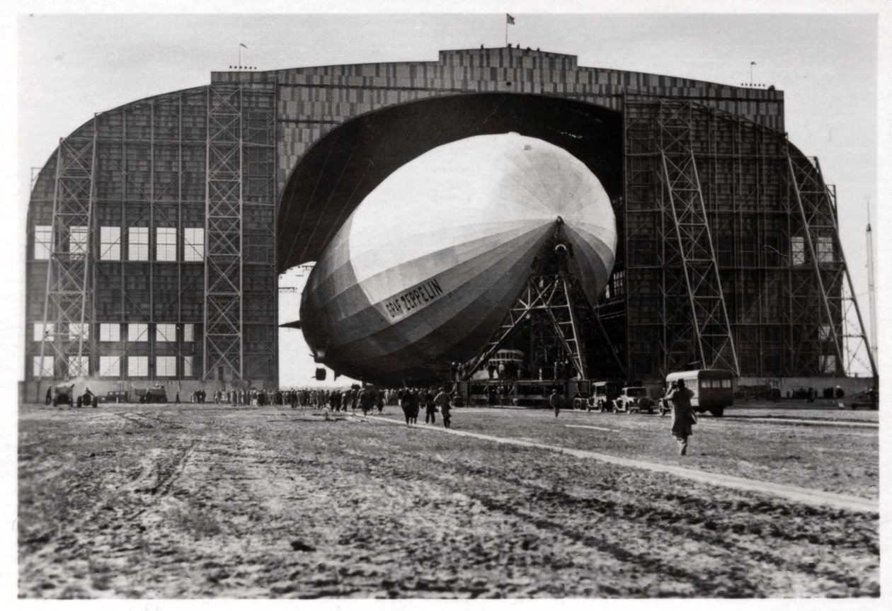 Graf Zeppelin preso ao mastro móvel, Lakehurst, Nova Jersey, EUA, 1930, 1933 de Unbekannt