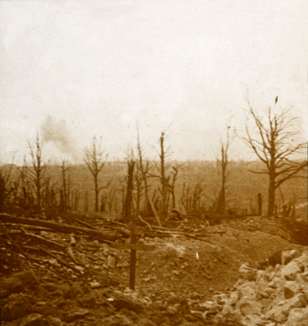 Túmulos e bombardeio, Fleury, França, c1914-c1918 de Unbekannt