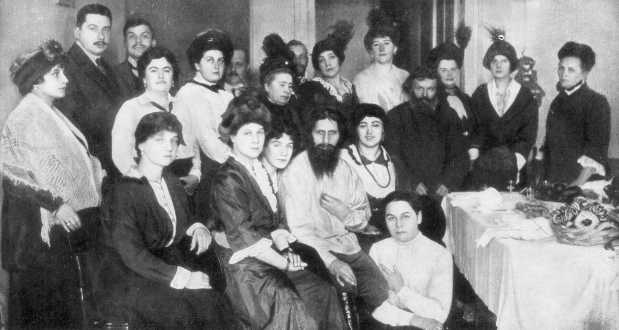 Grigori Rasputin e um grupo de mulheres, 1917 de Unbekannt