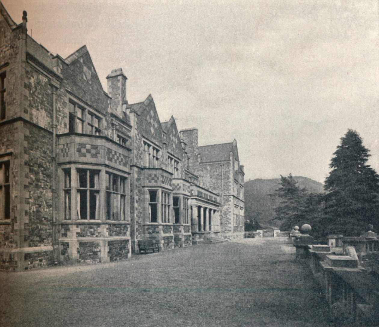 Grizedale Salão, Lancashire: A parte dianteira e o terraço sul, c1911. de Unbekannt