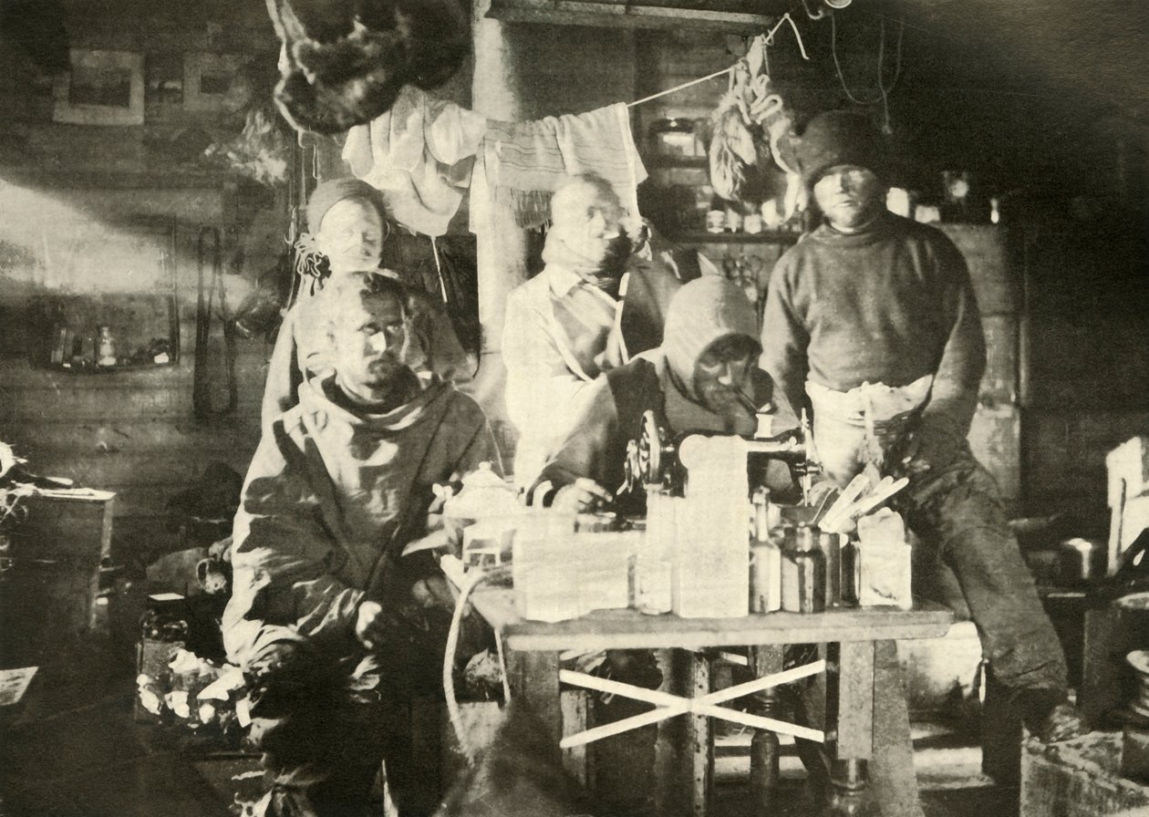 Grupo na cabana no verão: Joyce na máquina de costura, 1908, 1909. de Unbekannt