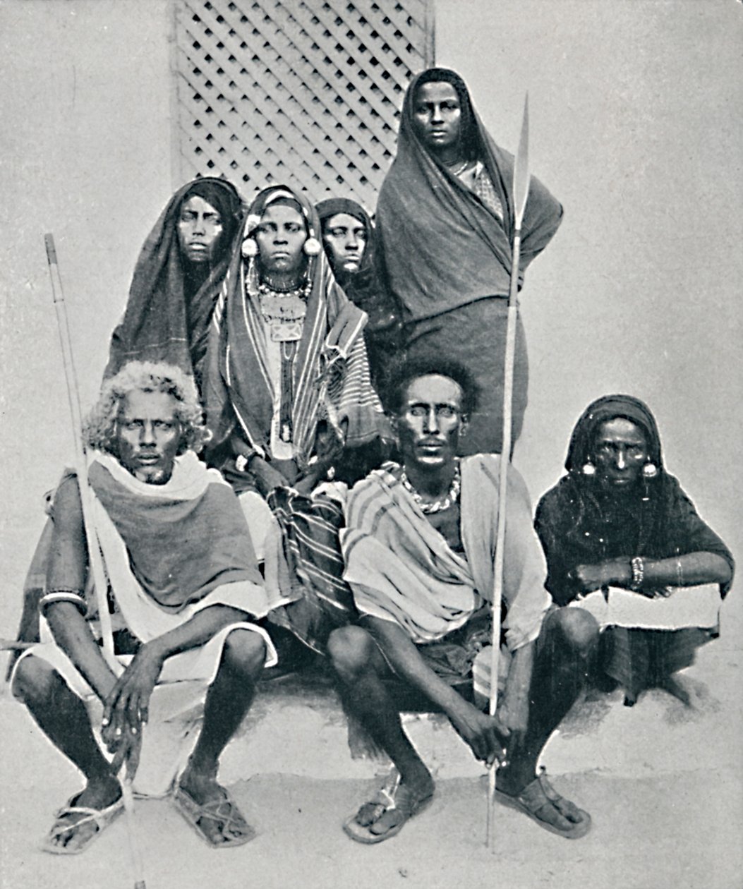Grupo de homens e mulheres Danakil do porto italiano, Baía de Assab, Eritreia, 1912 de Unbekannt