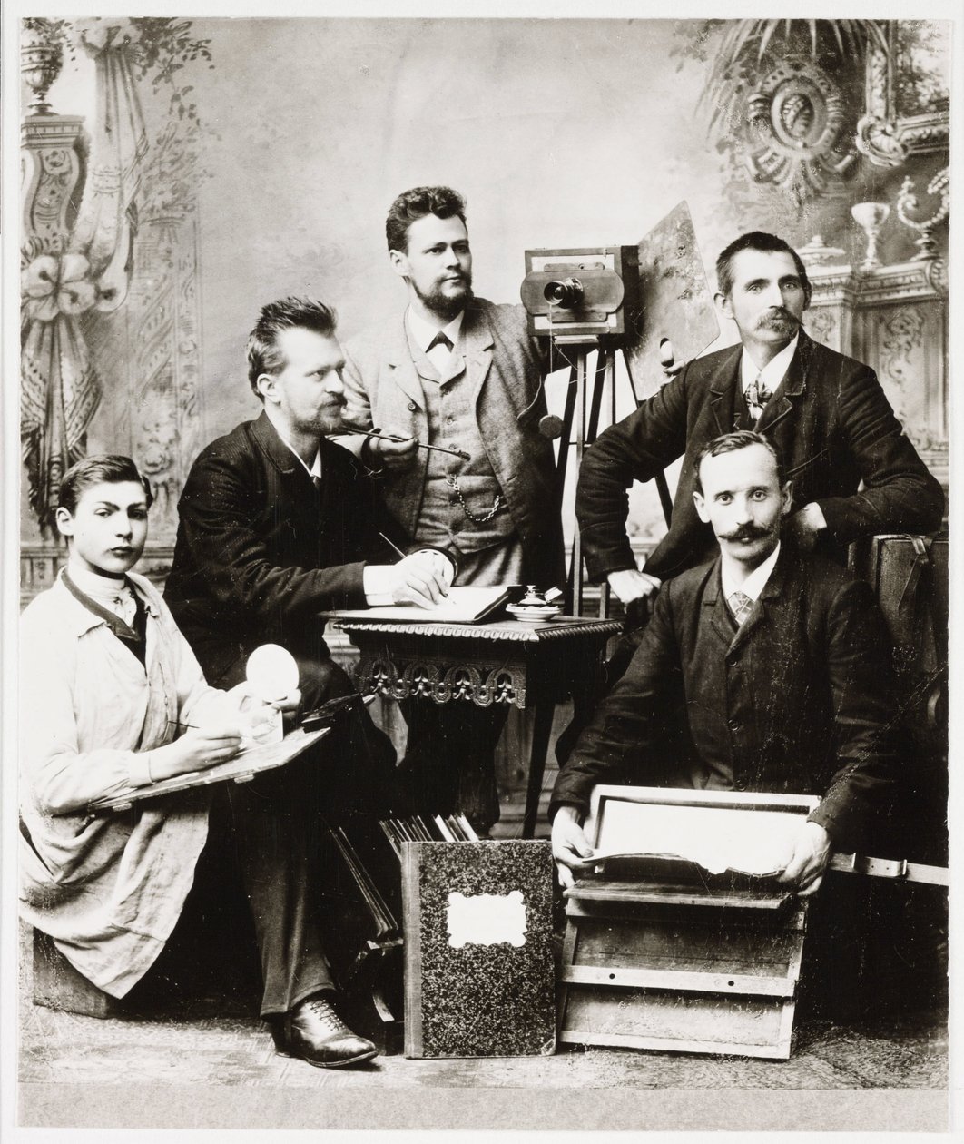 "Grupo de fotógrafos e assistentes com equipamento" de Unbekannt