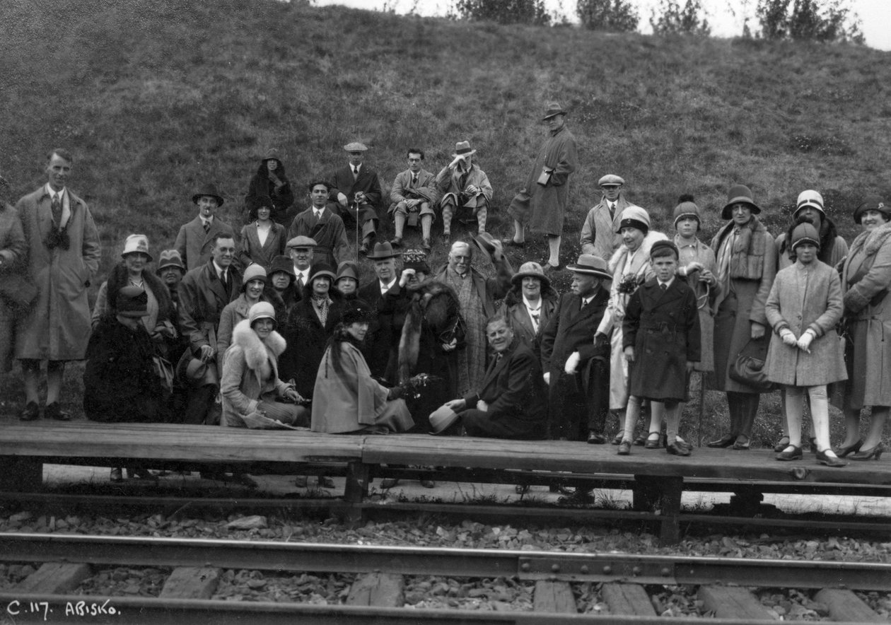 Grupo de turistas em uma plataforma ferroviária, Abisko, norte da Suécia, 1929 de Unbekannt
