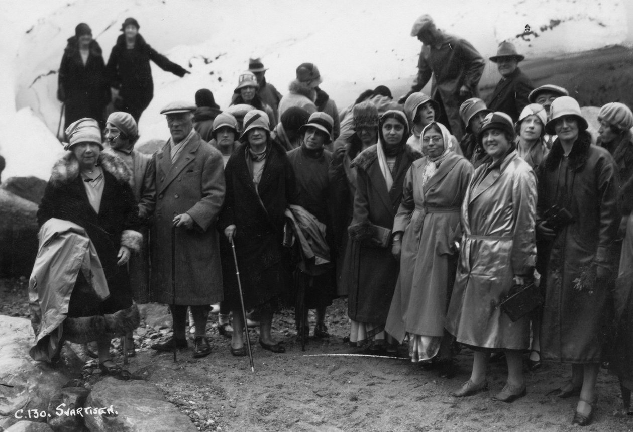 Grupo de turistas que visitam Svartisen, norte da Noruega, 1929 de Unbekannt