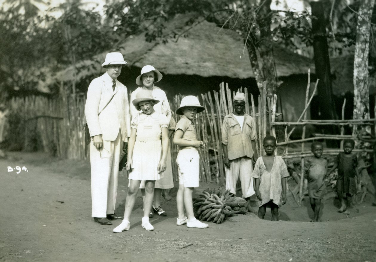 Retrato de grupo de europeus e locais, Serra Leoa, século XX de Unbekannt