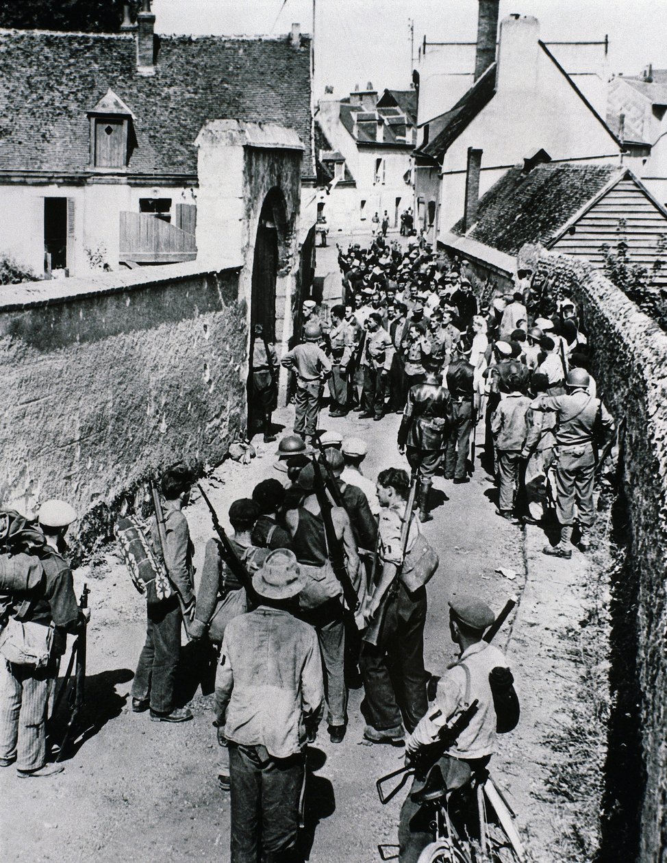 Grupos de combatentes da Resistência Francesa esperam pela distribuição de armas em uma casa, julho de 1944 (foto a p/b) de Unbekannt