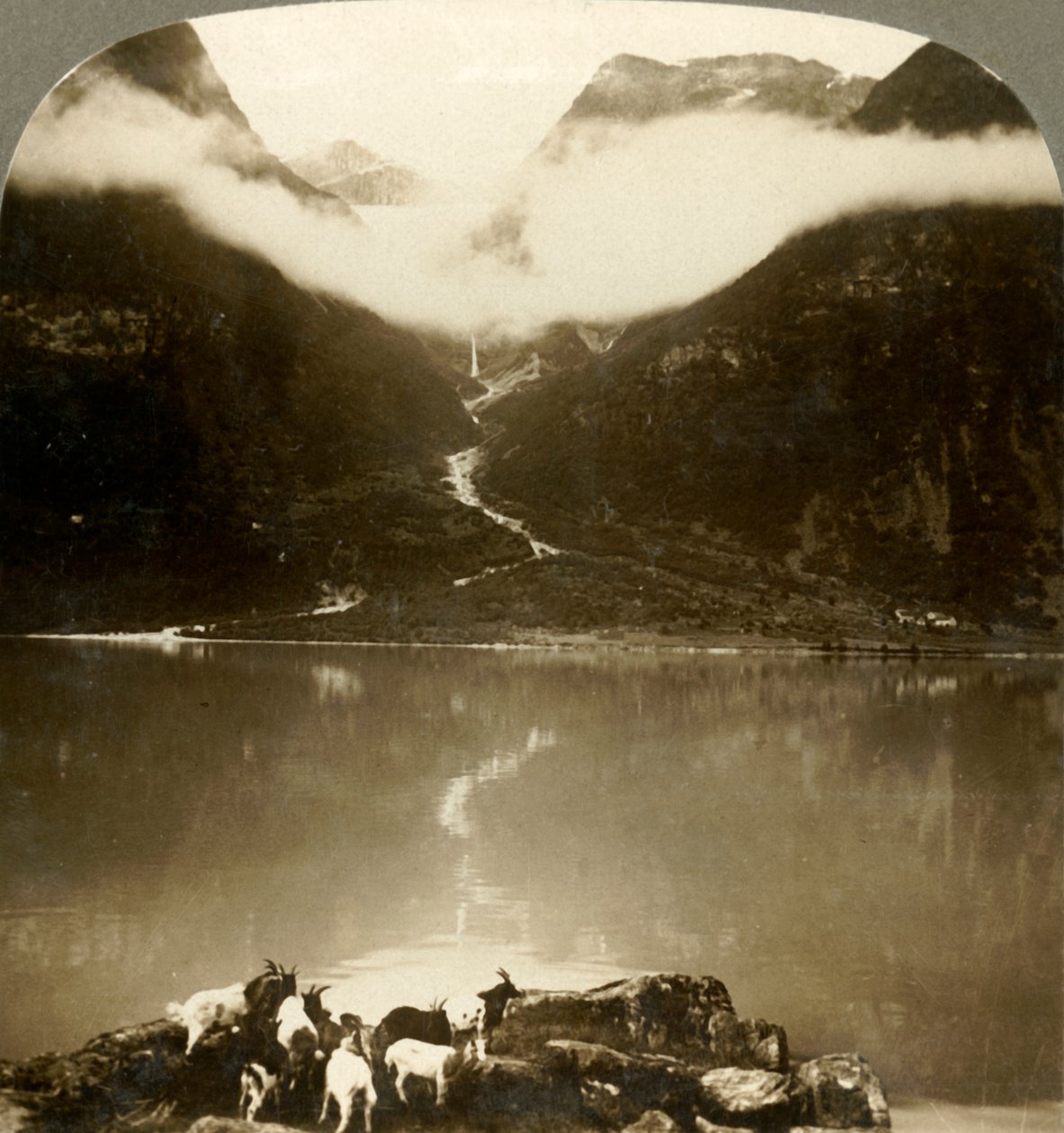 Geleira de Grytereids que brilha acima das nuvens de derivação, através do lago calmo Olden, Noruega, c1905. de Unbekannt