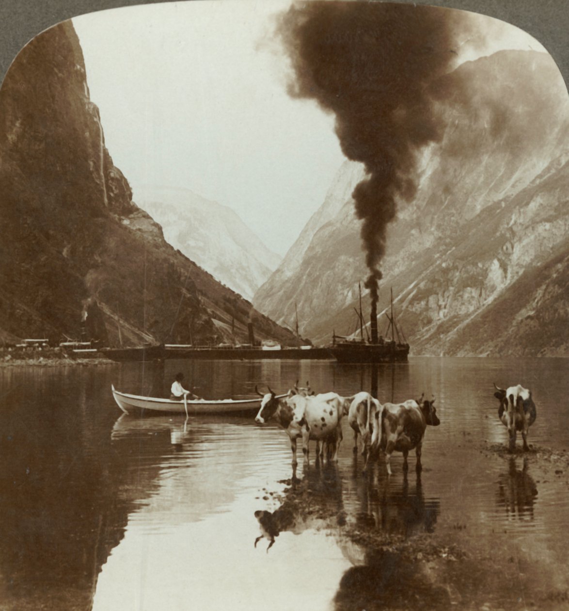 A perspectiva de Gudvangens sobre o Naerofjord, onde o mar chega longe entre as montanhas, Noruega, de Unbekannt