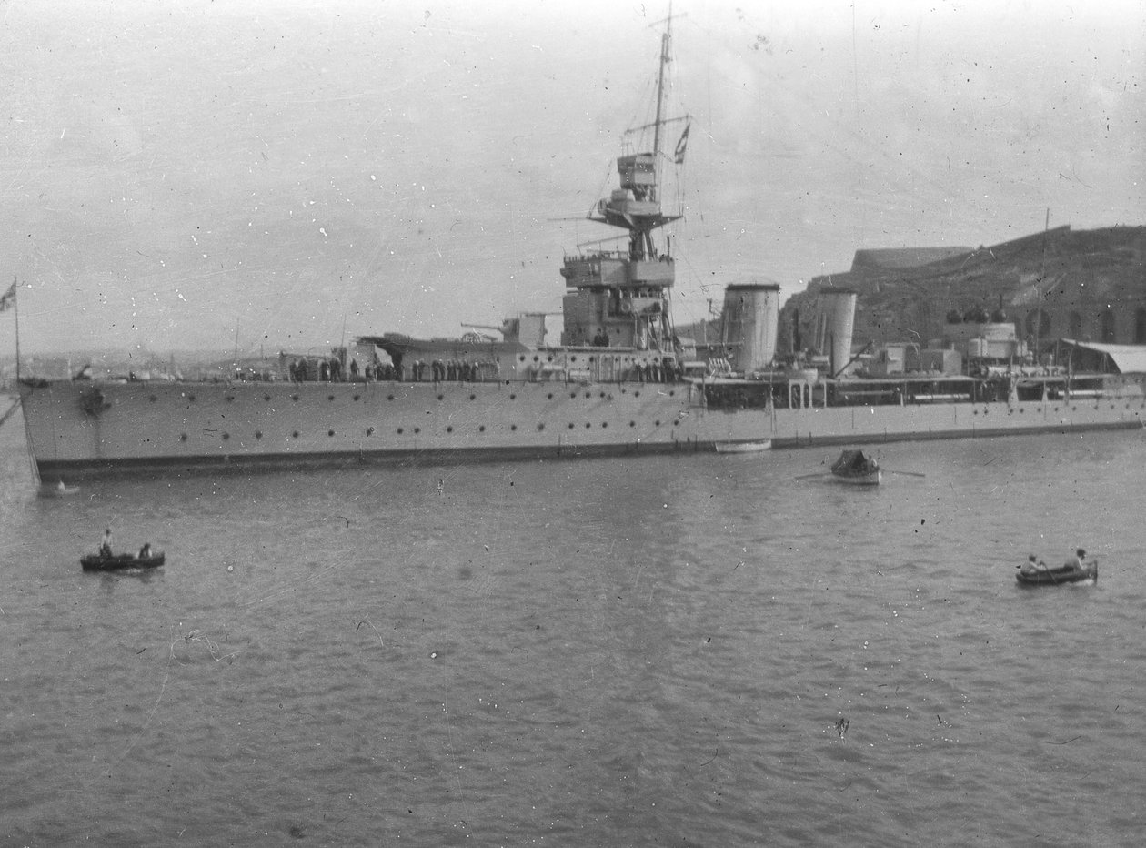 HMS Cardiff, cruzador leve britânico da classe C, Malta, c1920s de Unbekannt