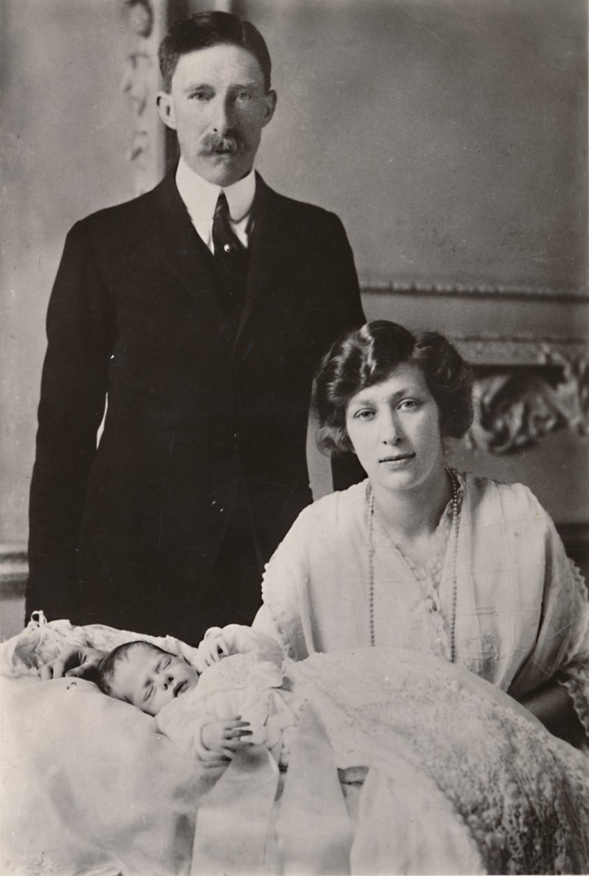 A princesa Mary e o visconde de Lascelles, com seu filho, George Henry Hubert Lascelles, 1923. de Unbekannt