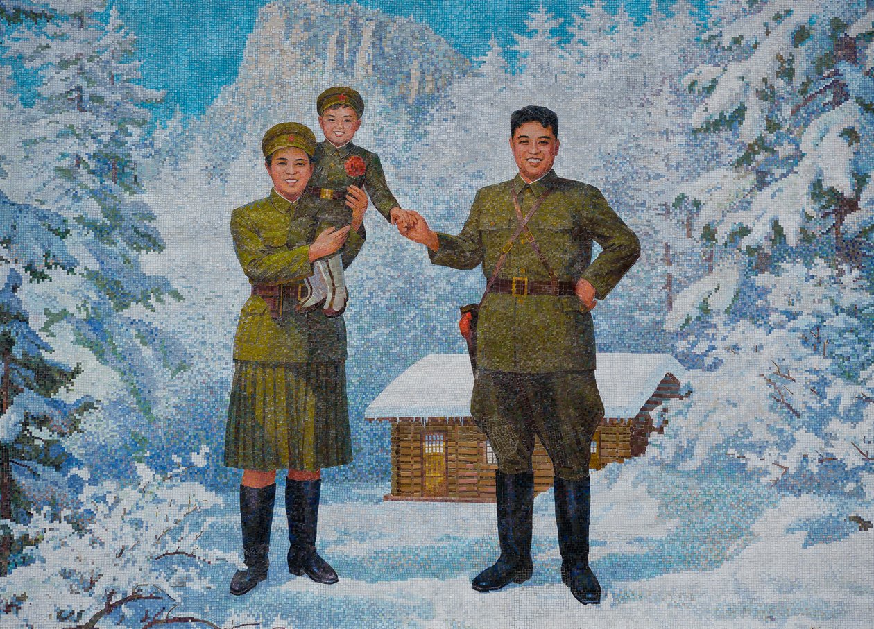 Família feliz. Kim Il-sung e sua esposa Kim Jong-suk com o filho Kim Jong-Il, década de 1960 de Unbekannt
