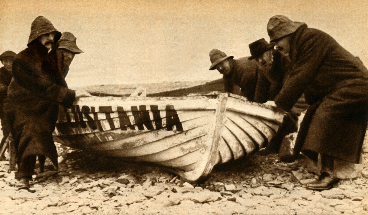 Rebocando um dos barcos Lusitanias, Irlanda, maio de 1915, 1933. de Unbekannt