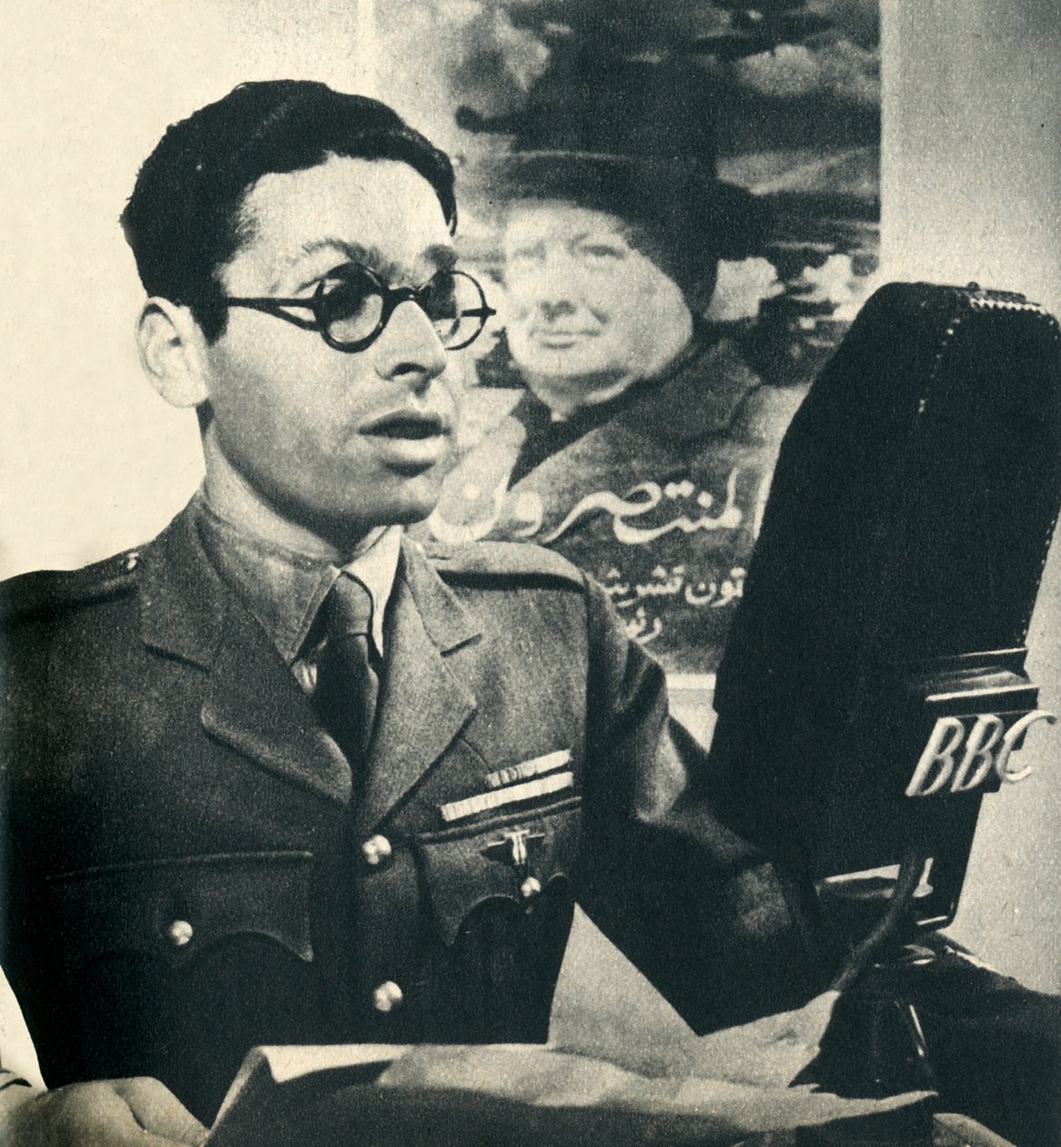 Ele lê as notícias em árabe marroquino. Um membro do exército francês de combate, 1942. de Unbekannt