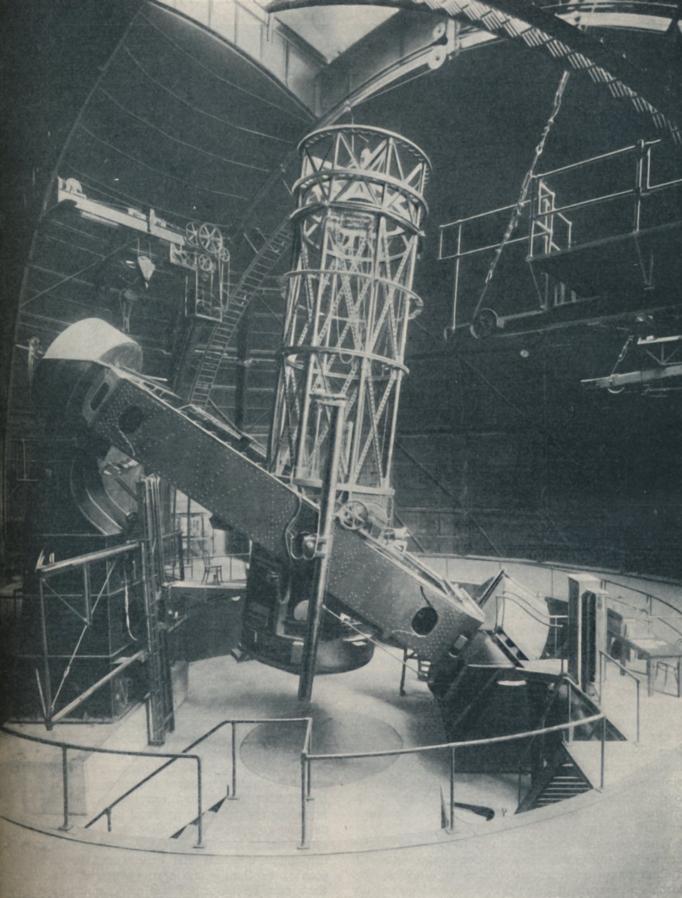 Redondo coberto com aço e concreto, o refletor de 100 polegadas, c1935 de Unbekannt