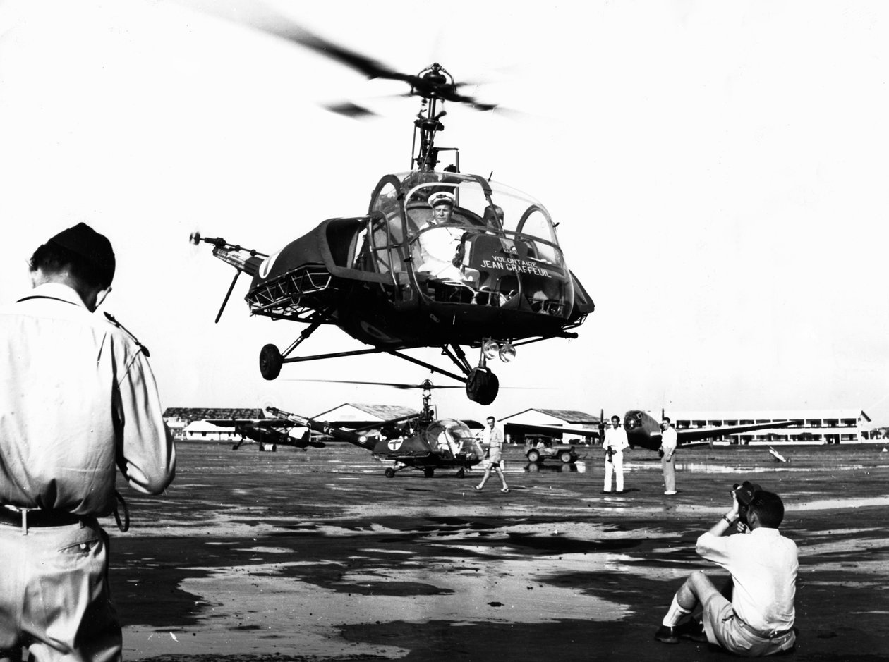 Aterragem de helicóptero na Base Aérea de Tan Son Nhut, Saigon, Vietnã, 1953 de Unbekannt