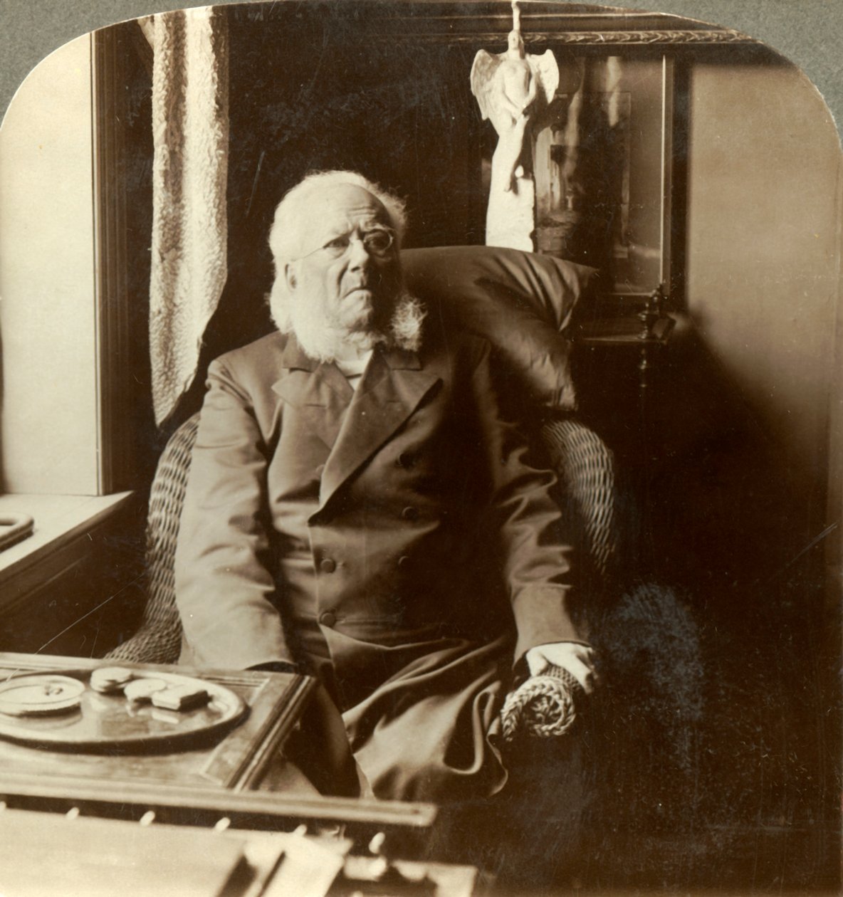 Henrik Ibsen, o poeta a quem todo o mundo presta homenagem, em casa Christiania, Noruega, c1905. de Unbekannt