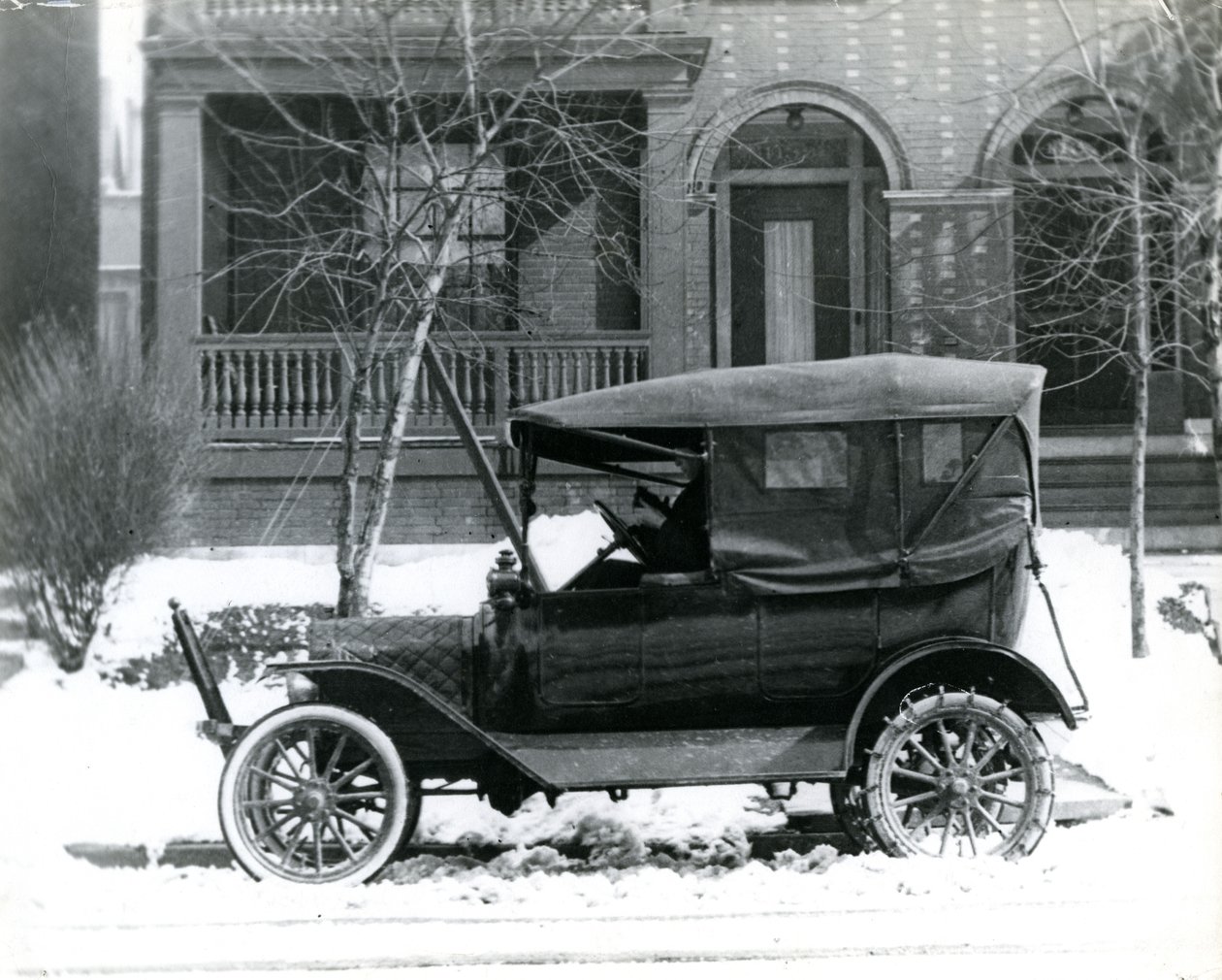 Hermann von Schrenk num Ford 1916 em frente à sua casa em 4139 McPherson, St. Louis, Mo de Unbekannt
