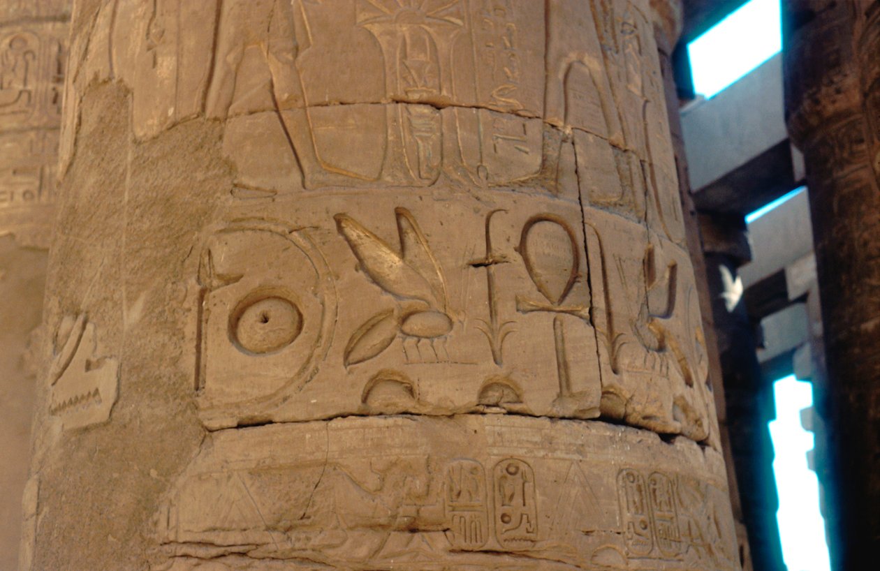 Hieróglifos esculpidos em uma coluna no templo de Karnak, Egito, séculos 14 a 13 de aC de Unbekannt