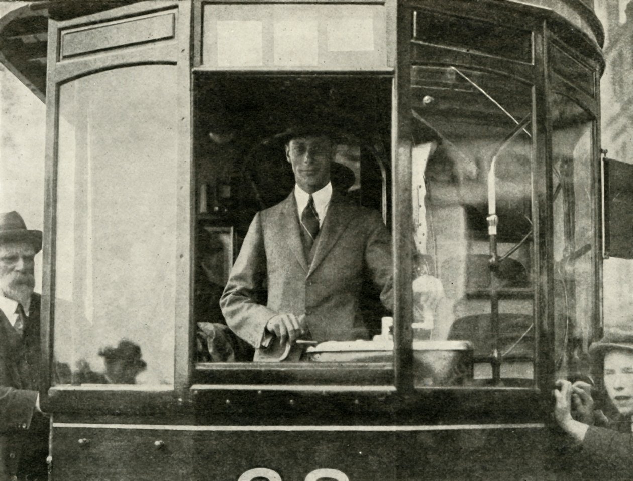 Sua Majestade dirigindo um bonde pelas ruas de Glasgow ..., 1924, 1937. de Unbekannt