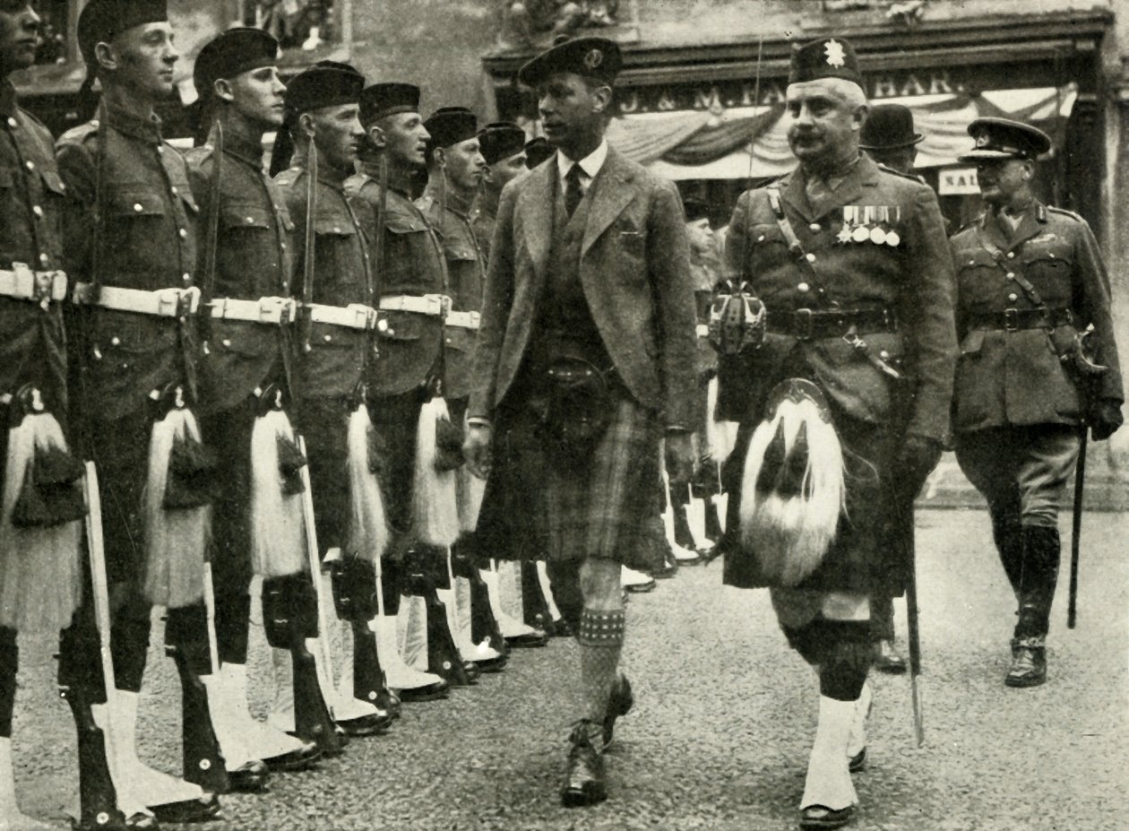 Sua Majestade Inspecionando a Guarda de Honra da Guarda Negra de Perth em agosto de 1935. de Unbekannt