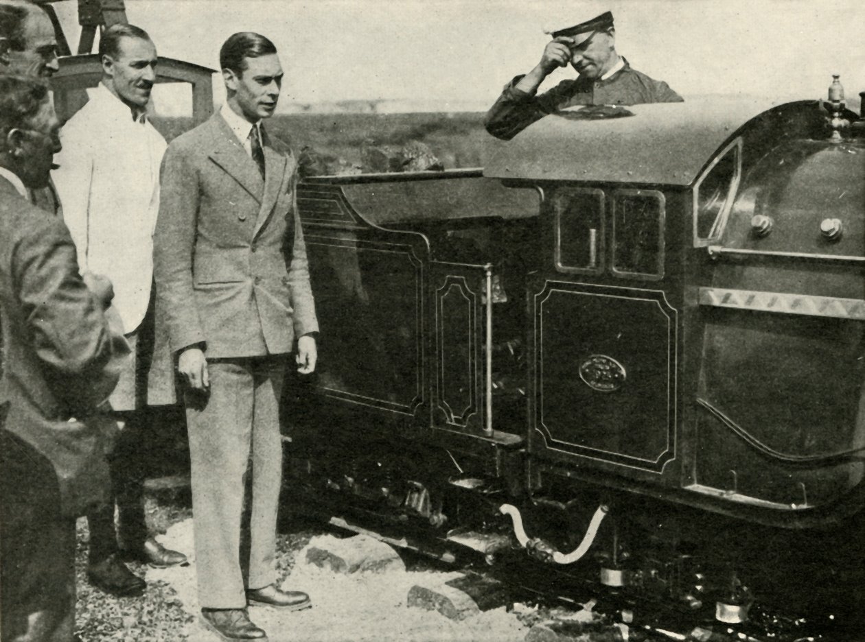 Sua Majestade Inspecionando a Ferrovia em Miniatura em New Romney, Kent, 1926, 1937. de Unbekannt