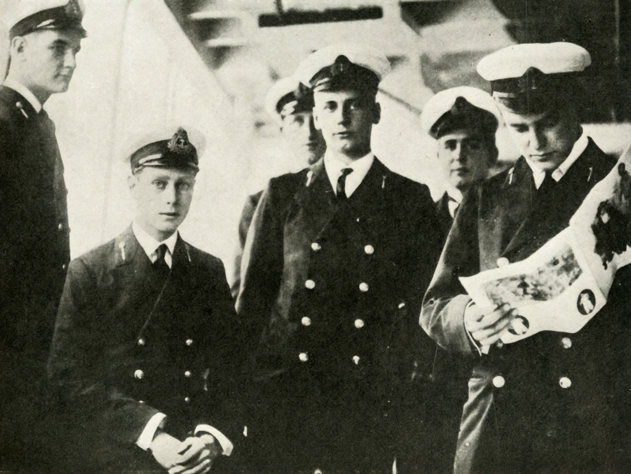 Sua Majestade assentada entre seus companheiros cadetes, c1910s, 1937. de Unbekannt