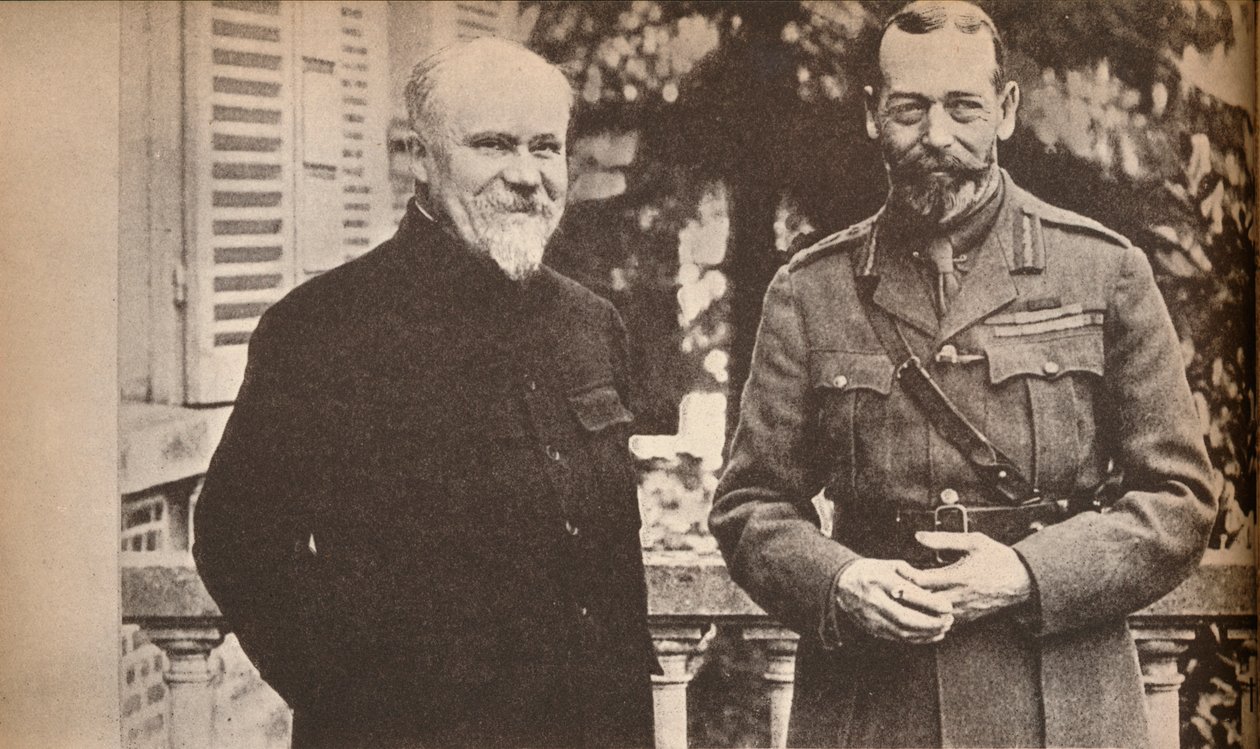 Sua Majestade com o Presidente Poincaré na sede geral britânica na França, c1916, 1935. de Unbekannt