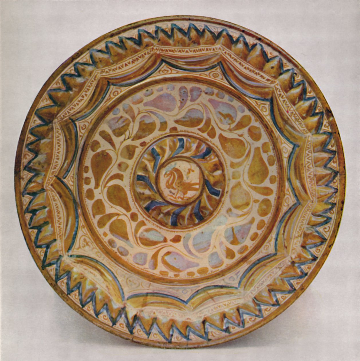Prato de brilho hispano-moresco com borda azul de escama de peixe. Século XV, 1928 de Unbekannt
