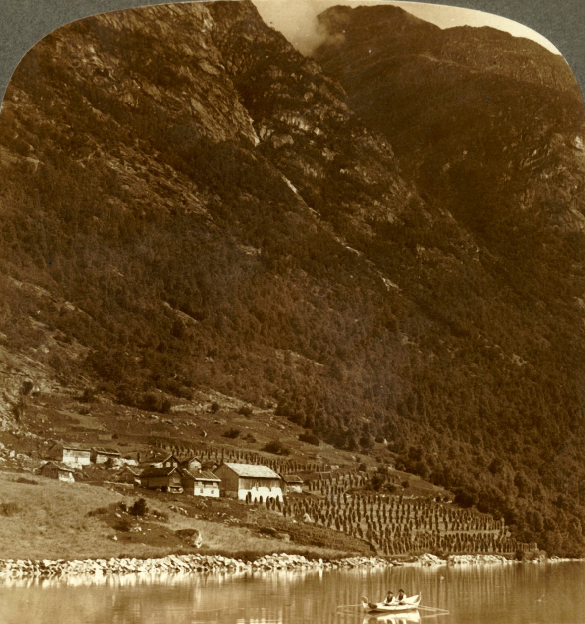 Fazenda de Hogrending, aninhada na base das montanhas, na costa E. do Lago Loen, Noruega, c1905. de Unbekannt