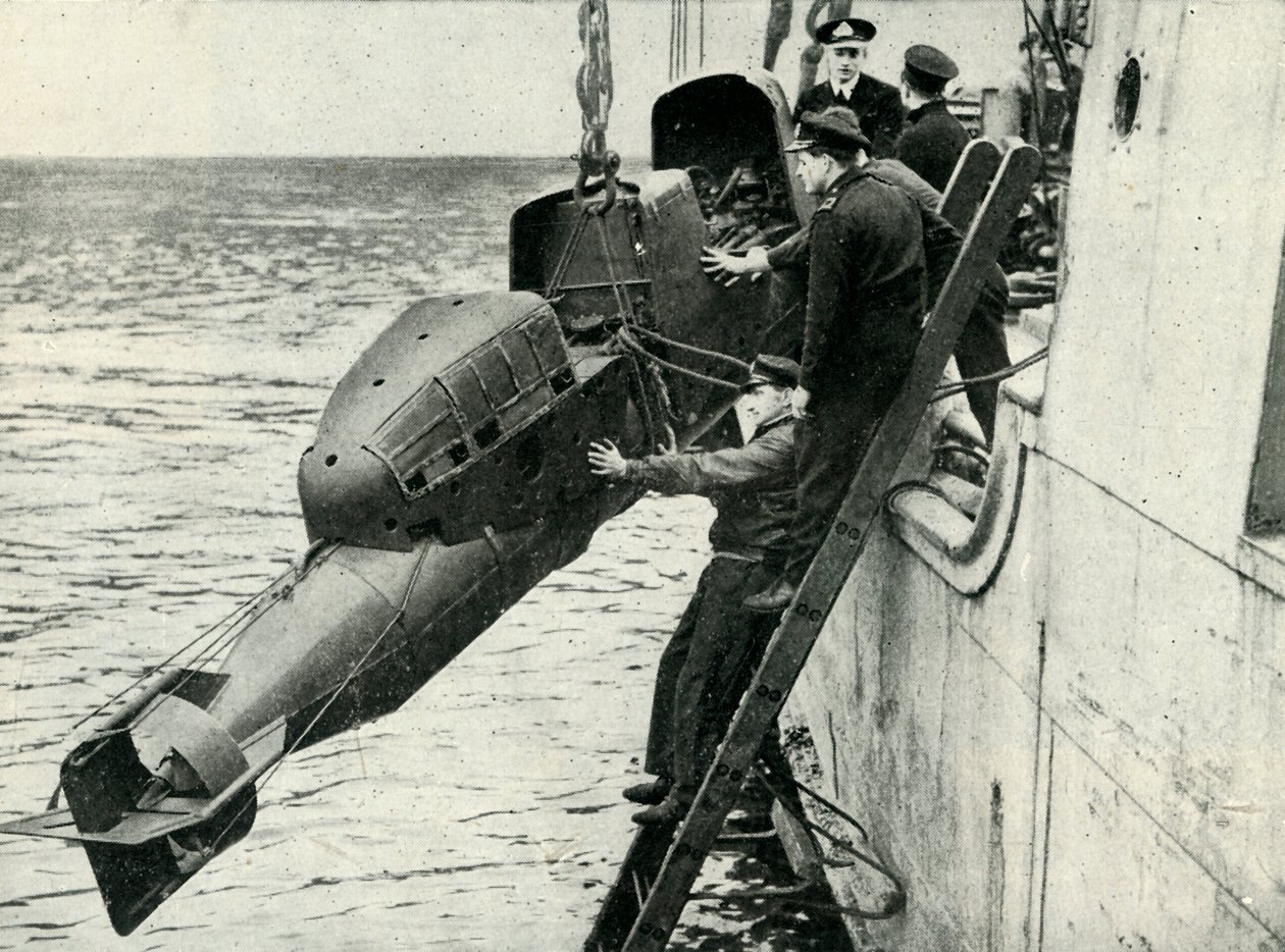 Levantar um torpedo equipado com carruagem a bordo de um navio, Segunda Guerra Mundial, 1945. de Unbekannt