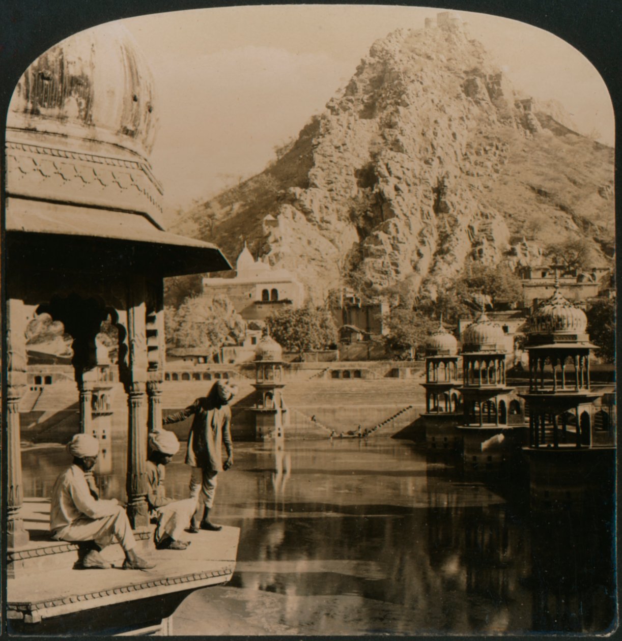 Tanque Sagrado de Alwar, cercado por palácios e santuários, uma cena de superação de beleza, Índia, 1907 de Unbekannt