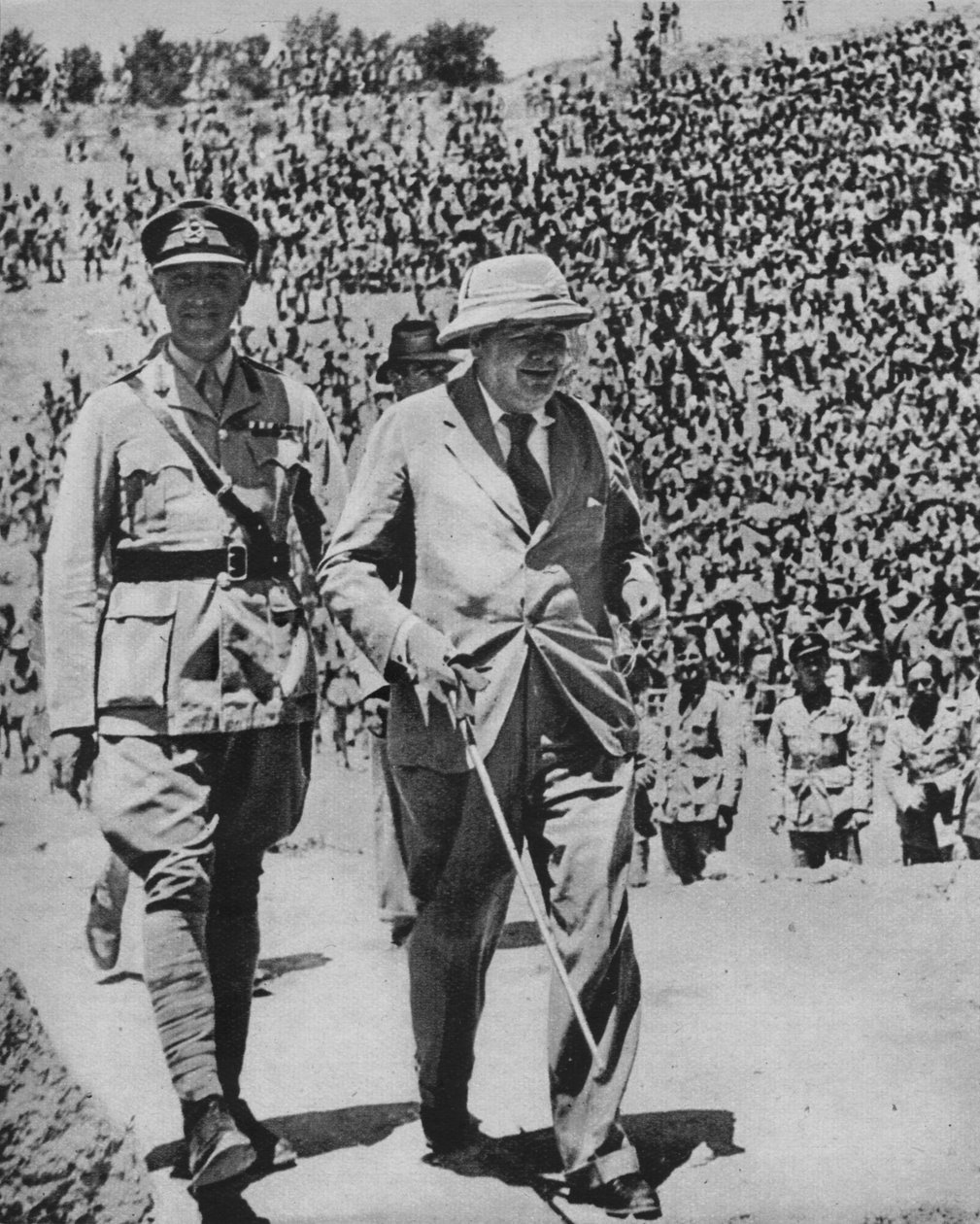 Casa pelos campos de batalha - Sr. Churchill no antigo anfiteatro romano de Cartago, 1943-44 de Unbekannt