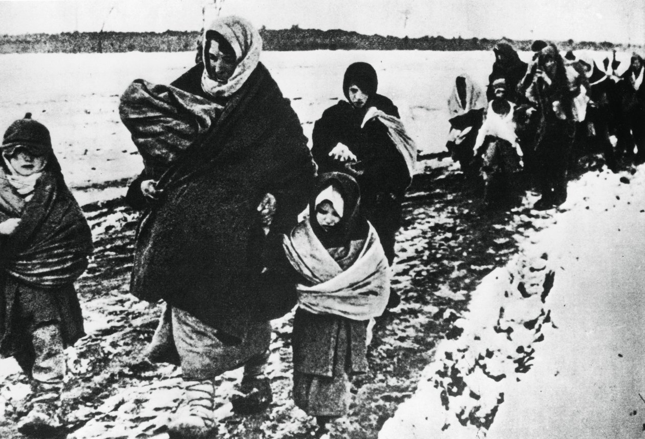 Mulheres e crianças refugiadas sem-teto, Rússia, 1941 de Unbekannt