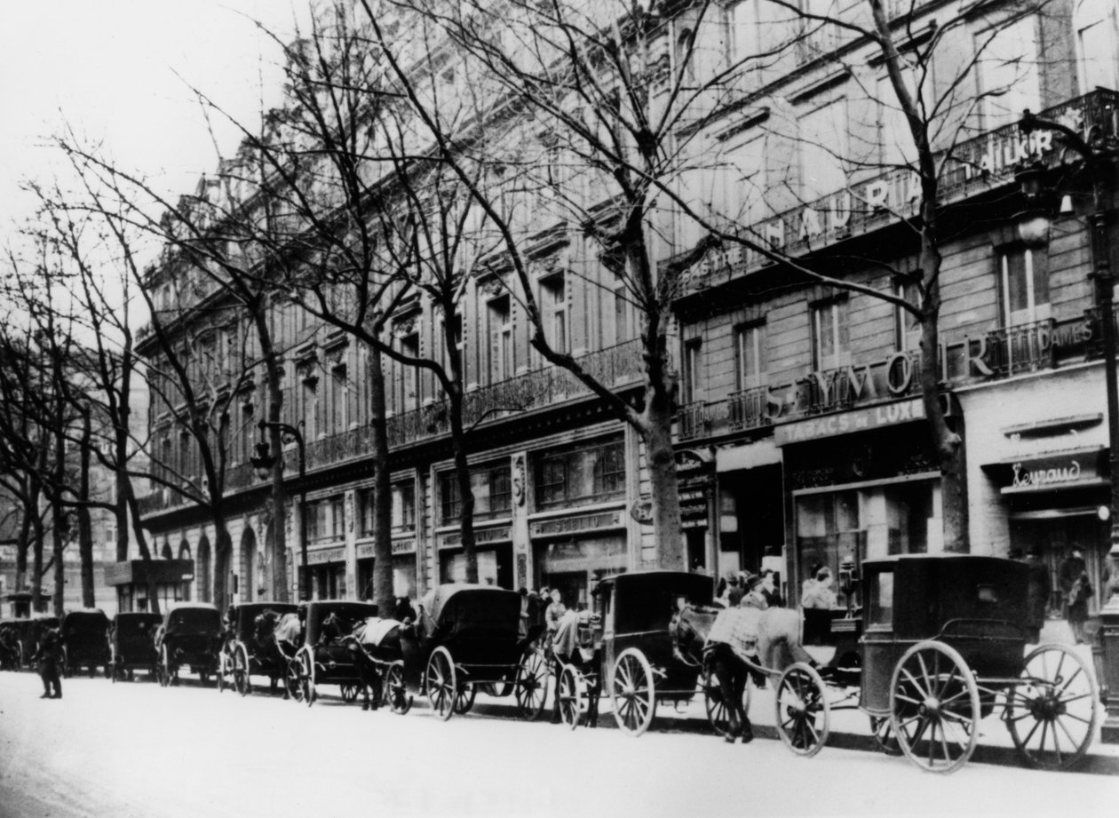 Táxis puxados a cavalo em uma rua durante a ocupação alemã, Paris, 1944 de Unbekannt