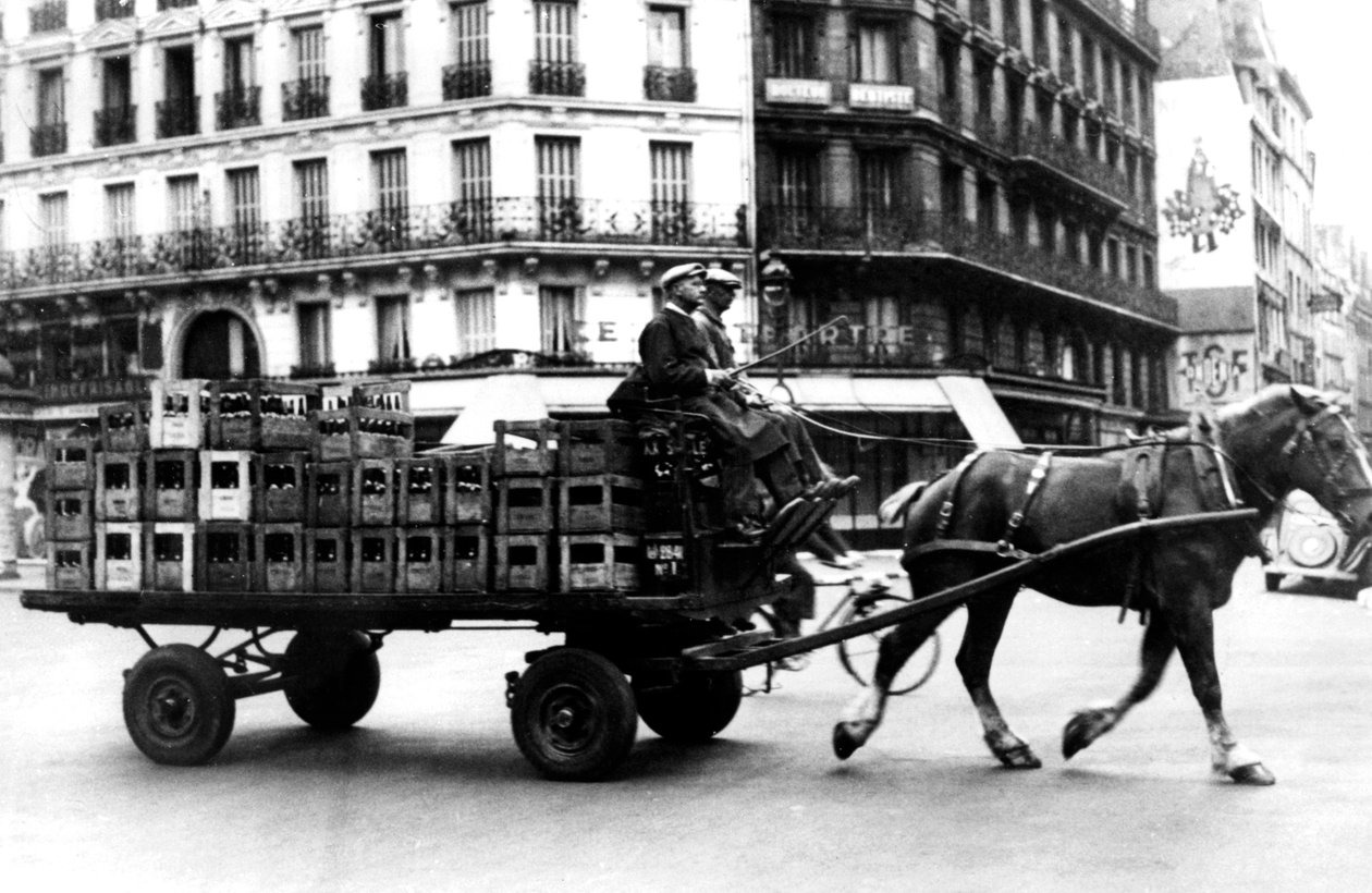 Carroça puxada a cavalo, carregando caixas de bebida, Paris ocupada pela Alemanha, julho de 1940 de Unbekannt