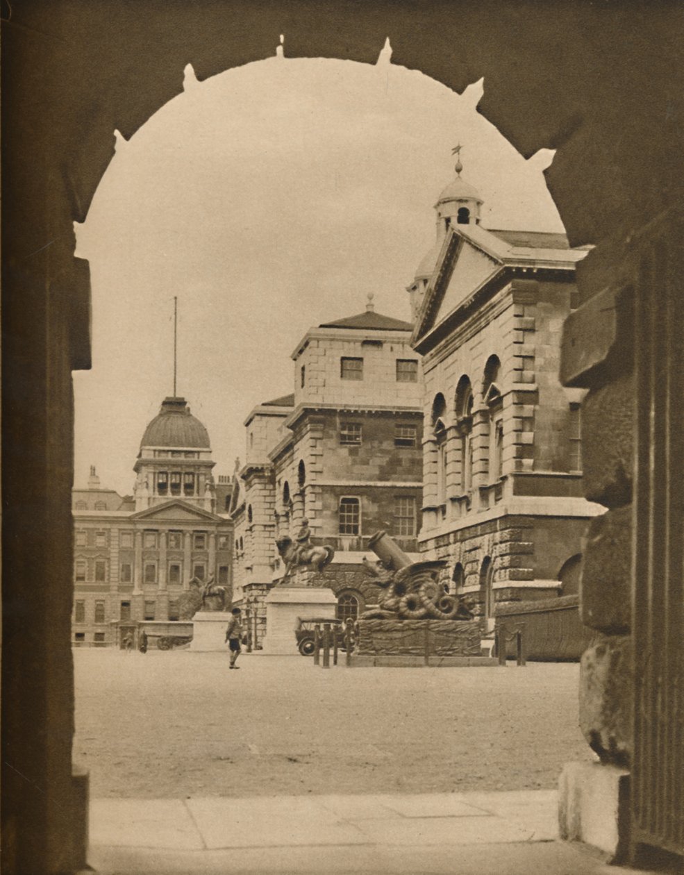 Parada dos protetores de cavalo quadro na passagem da passagem do tesouro, c1935. de Unbekannt