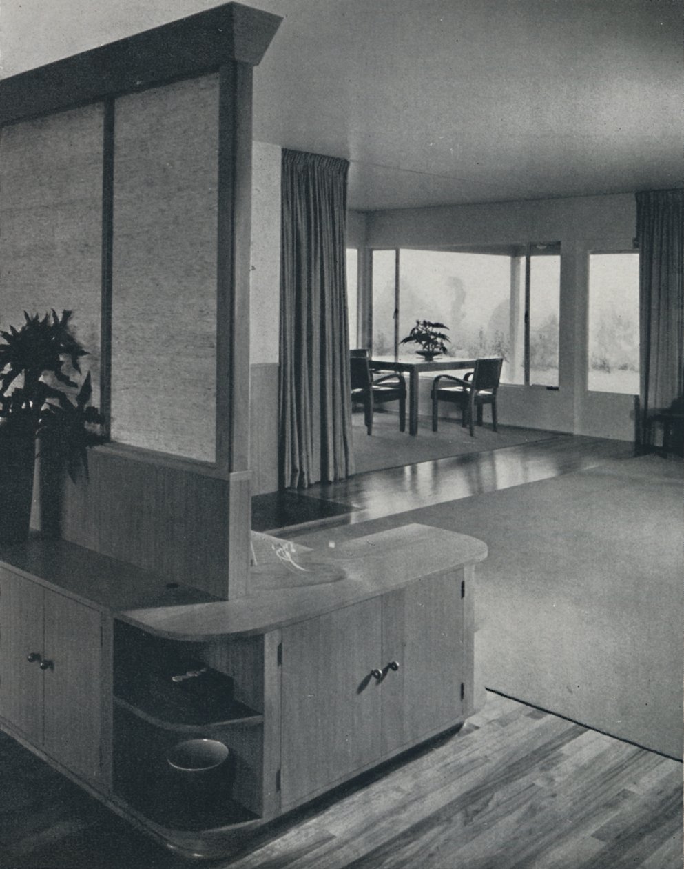 Casa em Pomona, Califórnia ... olhando pela sala, 1942. de Unbekannt
